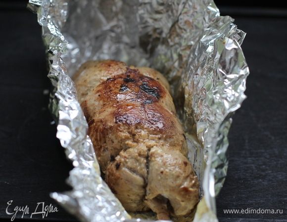 В сковороде разогреть масло, обжарить рулет со всех сторон до румяной корочки. Положить рулет в фольгу, скрутить концы и поставить в разогретую до 190°С духовку на 20–30 минут (в зависимости от размеров). В последние 5 минут фольгу можно раскрыть и дать запечься верху.