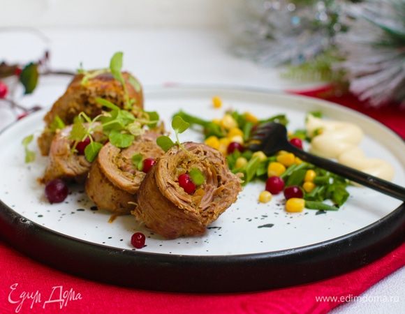 Далее по желанию рулет можно нарезать на шайбы и подавать с салатом или поставить в холодильник и подавать как холодную закуску. В последнем случае мясо будет более плотным и лучше держать форму.