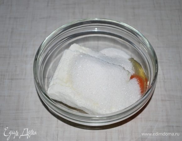 Сделаем начинку. Творог, яйцо, сахар перемешаем, добавим ванильный сахар.
