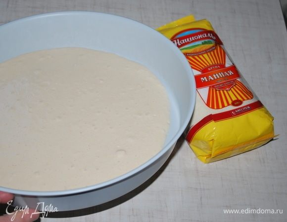 В форму выливаем жидкое тесто. 