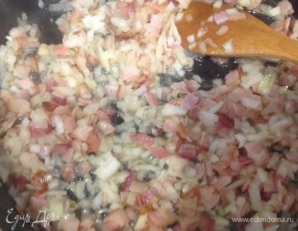 Лук и бекон мелко нарезать и обжарить на сковороде. Остудить.