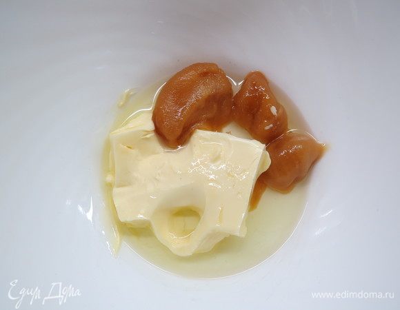 Масло сливочное и оливковое сложить в миску, добавить мед, растереть до однородности масло с медом.