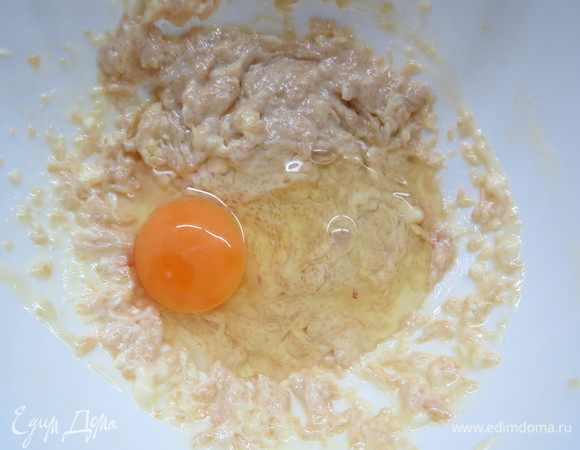 Затем добавить яйцо, перемешать. 