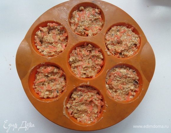 Тесто выложить в формочки, заполняя их наполовину. 
Поставить в разогретую до 180°С духовку, выпекать в течение 20–25 минут. 