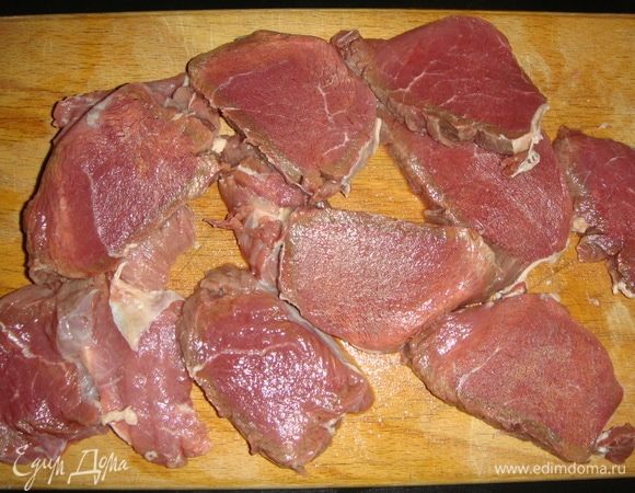 Мякоть говядины нарезать кусочками, как для отбивных.