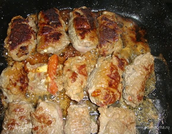 Обжарить рулетики с двух сторон до румяности.