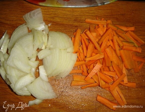 Морковь нарезать тонкими брусочками, лук — полукольцами.