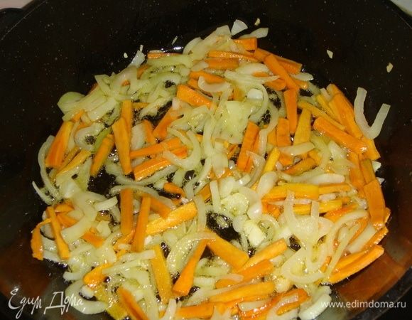 Сковороду нагреть, влить оливковое масло и обжарить морковь с луком до золотистого цвета.