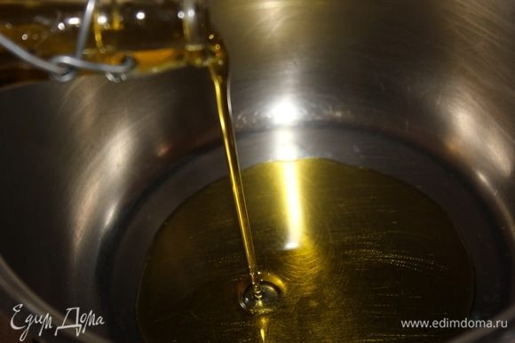 В кастрюлю с толстым дном налить оливковое масло Extra Virgin 4 ст. ложки.