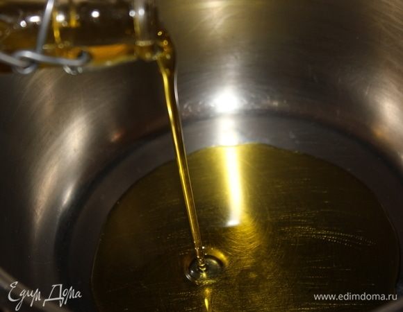 В кастрюлю с толстым дном налить оливковое масло Extra Virgin 4 ст. ложки.