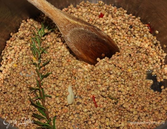 Незамедлительно всыпать промытую под проточной водой чечевицу, увеличить огонь до большого, перемешать.