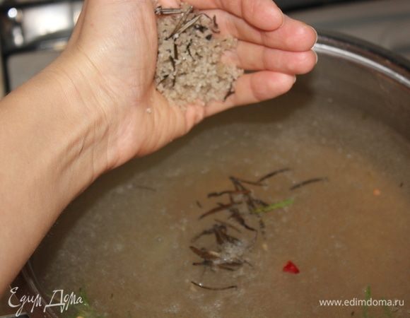 Сразу влить воду, добавить соль. У меня соль с розмарином, мы ее специально готовим в стеклянных высоких банках с разными свежими ароматными травами, потом она настаивается, и используем весь год. Очень советую!