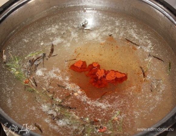 Добавьте 1 ч. ложку сладкой паприки и 1 веточку свежего розмарина.