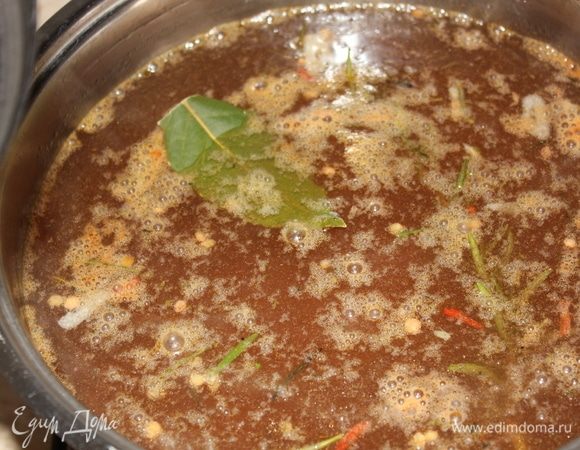 Добавьте 1 лавровый лист. Накройте крышкой и варите 45–55 минут с момента закипания. 