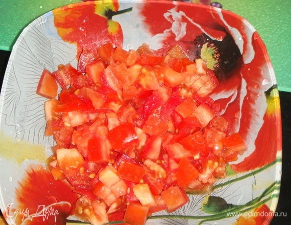 Помидоры нарезать кубиками.