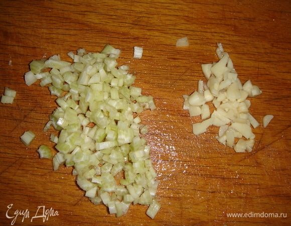 Сельдерей и чеснок тоже нарезать кубиками.