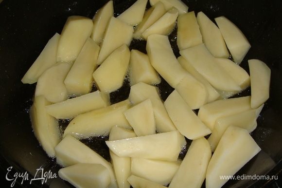 Картофель нарезать крупными кусочками, посолить и в 2–3 приема слегка обжарить на оливковом масле.