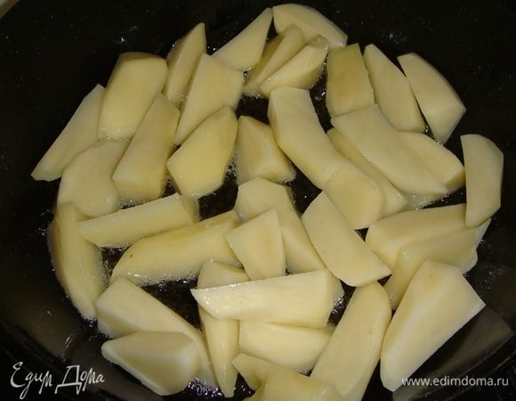 Картофель нарезать крупными кусочками, посолить и в 2–3 приема слегка обжарить на оливковом масле.