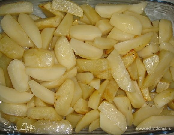 В форму для запекания выложить картофель.