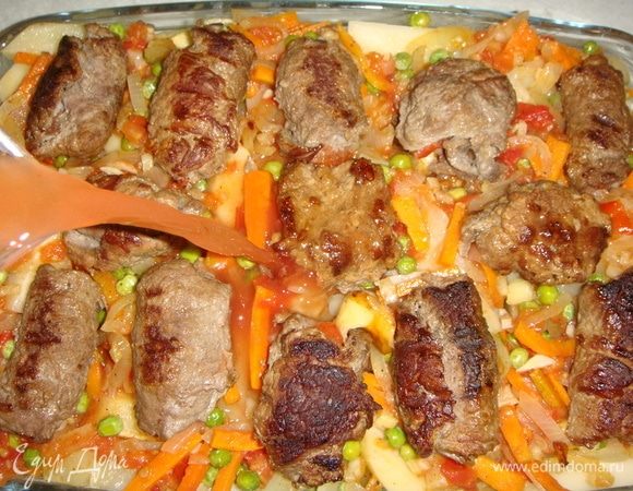 Разложить сверху рулетики. Томатную пасту развести в воде и полить блюдо.