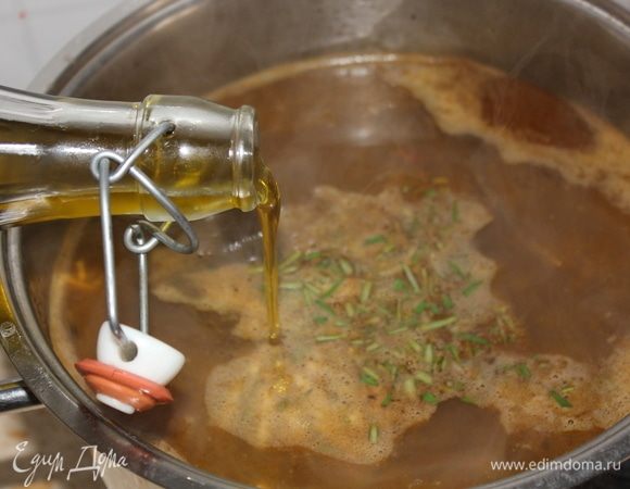После того, как суп готов, вынуть стебли от веточек розмарина, которые мы положили в начале, всыпать измельченные листья  свежего розмарина и чеснока. Влить еще 1–2 столовые ложки оливкового масла. 