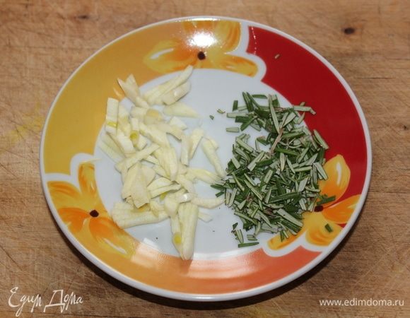 Тем временем подготовить чеснок и розмарин, которые надо будет всыпать в суп уже при выключенном огне.