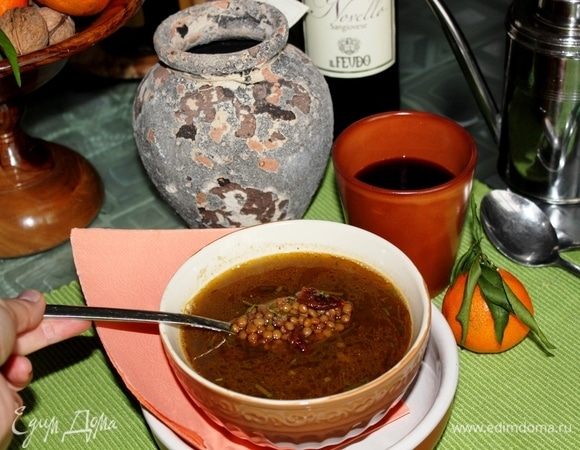 Разлить по глубоким суповым чашам, добавить еще несколько кусочков нарезанных вяленых помидоров в каждую чашу. Подавать с бокалом красного вина. Ни в коем случае чечевицу нельзя запивать водой, иначе это принесет вам дискомфорт.
Приятного аппетита! Buon Appetito!