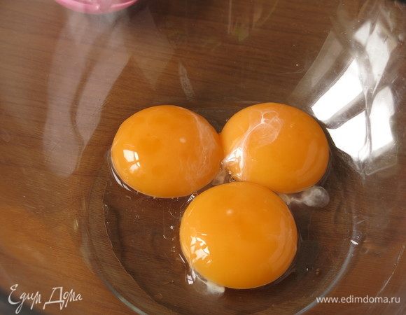 Отделяем желтки от белков. Используем только желтки.