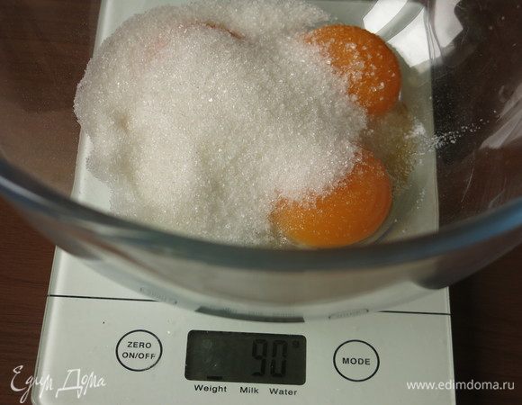 Насыпаем 90 г сахара (1/2 стакана).