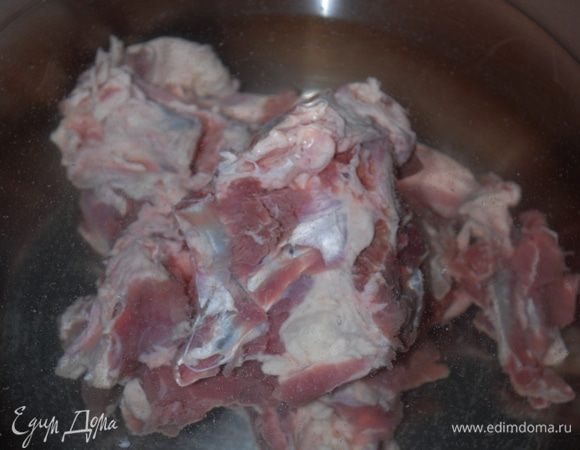 Нальем в кастрюлю 3,5 литра воды и поставим варить молодую баранину.