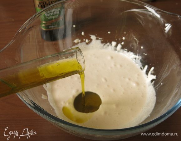 Вливаем масло.