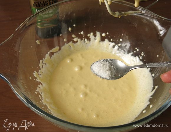 Всыпаем соль (0,5 чайной ложки).