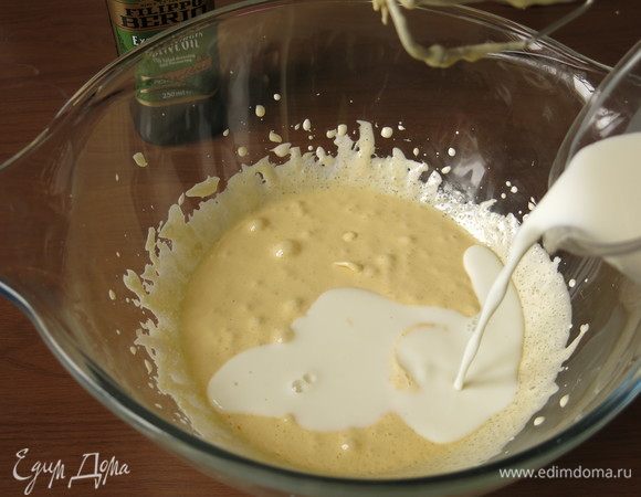 Вливаем молоко.