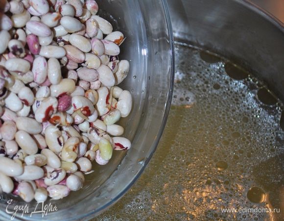 Примерно через час добавим 250 граммов фасоли. У меня замороженная свежая фасоль. Варим фасоль с мясом еще примерно 30 минут, солим бульон.