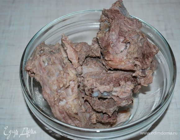 Мясо сварилось, достаем его из бульона, даем ему остыть и разбираем от костей.