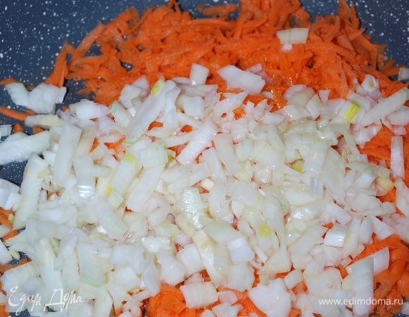 Трем одну крупную морковь и режем одну большую луковицу, обжариваем до золотистого цвета.