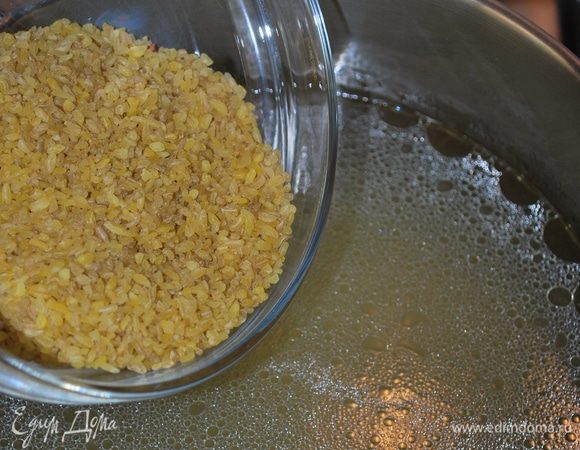 Фасоль почти сварилась, добавляем в бульон булгур.