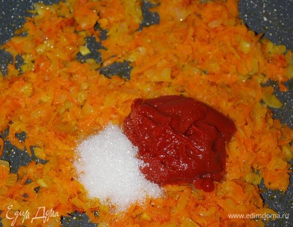 Морковь и лук зажарились до золотистого цвета, добавляем три столовые ложки томатной пасты и столовую ложку сахара, обжариваем все вместе несколько минут.