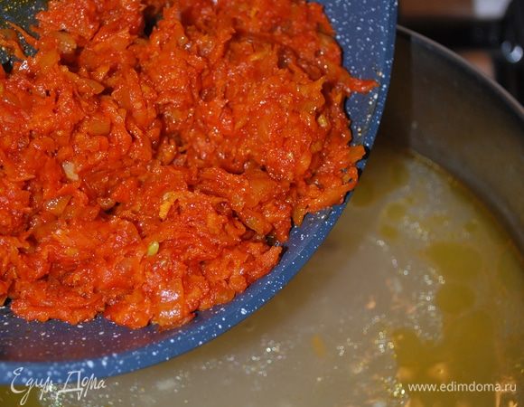 Фасоль и булгур сварились, добавляем в бульон обжарку, все хорошо перемешиваем. Даем провариться всему вместе несколько минут.