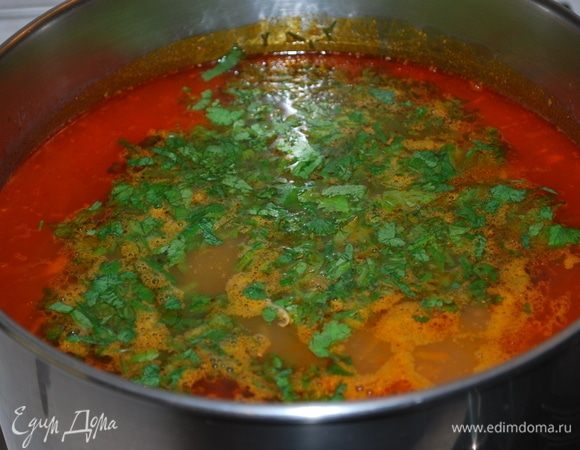 В самом конце добавляем большой пучок кинзы и немного укропа. Перчим по вкусу. Перемешиваем, закрываем крышкой и даем настояться 10 минут.