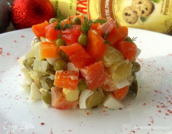 Выложить в порционные тарелки. Сверху украсить зеленью, морковью, добавить зеленый горошек и рыбу.  