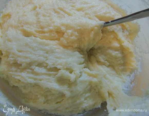 Замесите нежное тесто.