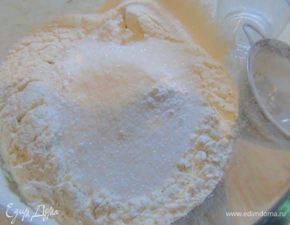 Муку просейте, добавьте сахар, соду, разрыхлитель и ваниль. Тщательно перемешайте, я это делаю венчиком.