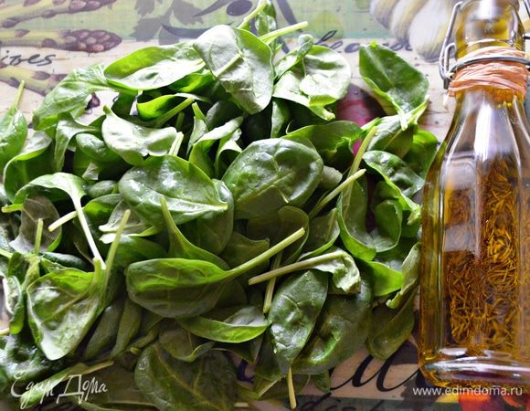 Свежий шпинат промойте под проточной водой и просушите на полотенце.