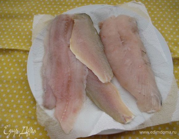 Филе белой рыбы помыть, обсушить бумажными полотенцами.