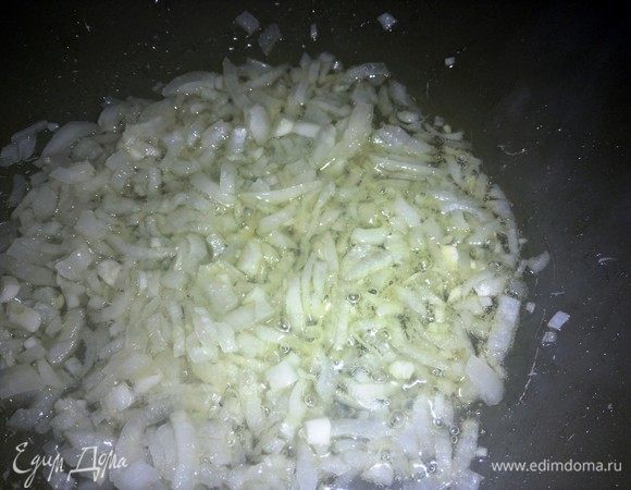 В глубокую сковороду налить 4 ст. ложки оливкового масла Extra Virgin, всыпать мелко нарезанную луковицу, порубленный чеснок и томить 2–3 минуты на медленном огне, постоянно помешивая. 
