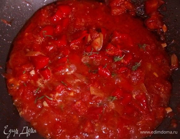 Добавить пеперонату (вот ссылка на рецепт пеперонаты: https://www.edimdoma.ru/retsepty/108619-peperonata-prostaya) и томатную пасту с кусочками томатов + сушеный тимьян. Довести до кипения, постоянно помешивая, держать на среднем огне 4–5 минут, не более. Я предпочитаю не сильно уваренный соус. Люблю чувствовать свежесть томатов. Иногда добавляю также свежие томаты, порубленные кубиками.
