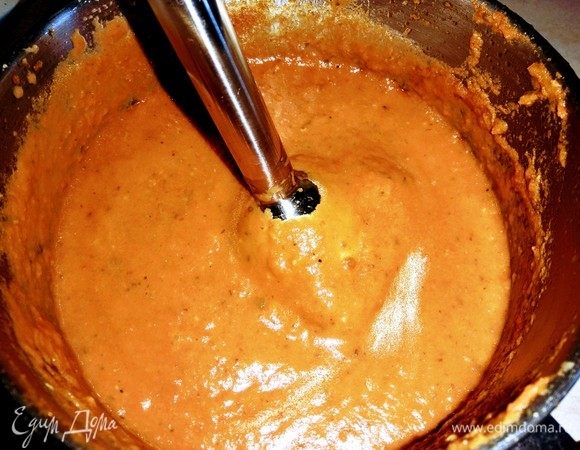 Переложить в другую посуду, измельчить погруженным блендером. Вернуть содержимое в глубокую сковороду, добавить соль, молотый пеперончино по вкусу. Убрать с огня. 