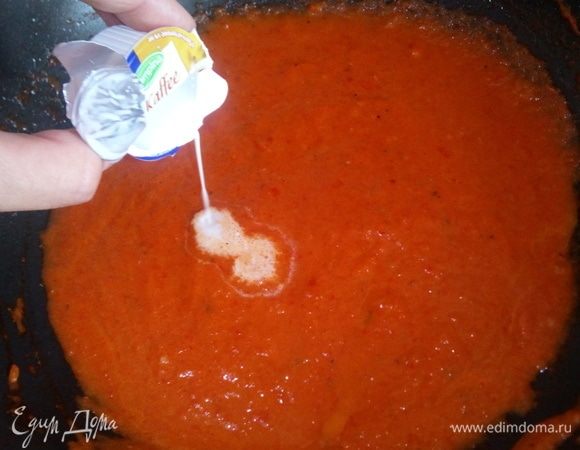 за 3 минуты до готовности пасты поставить на средний огонь пепероно-томатный соус, подогревая его, добавить 1 стаканчик кофейных сливок. Сливки придают мягкость и однородность вкусу соуса.