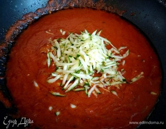 Следом натереть на крупной терке 100 г свежего кабачка, добавить в соус. Все перемешать. Как только соус начнет бурлить, с помощью шумовки достать пенне и выложить их в сковороду, которую мы не убираем с огня. 